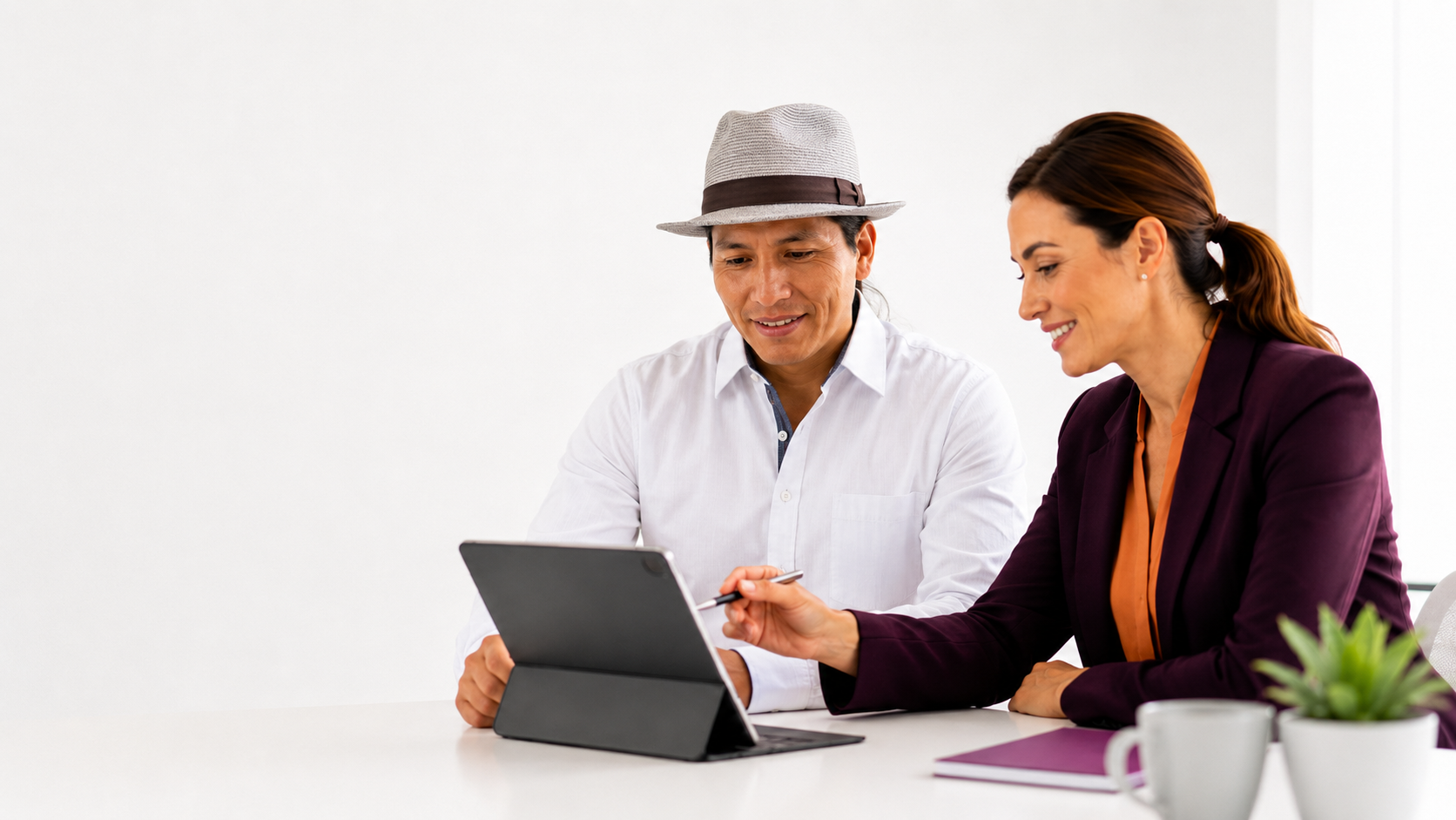 Cliente recibiendo orientacion financiera